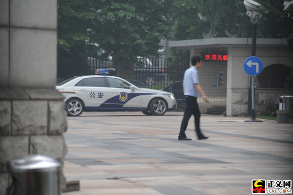 上午6时15分许,押送刘志军的囚车在多名警察的引导下驶入法院。闫昭 摄（本网独家图片）
