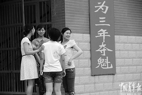 6月6日,考生们去考场踩点。宝丰一高新校区4位女生在考场外有说有笑。本报记者 邱晨辉摄