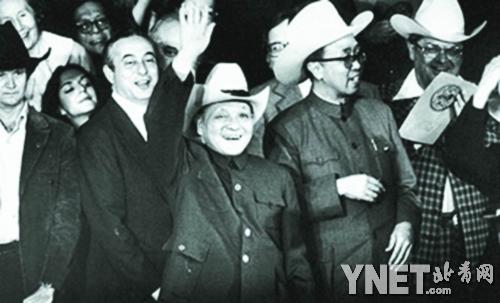 1979年2月2日，邓小平在观看牛仔竞技表演时戴上宽边牛仔帽