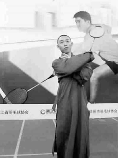 杭州灵隐寺僧侣羽毛球队受关注 称打球亦修行
