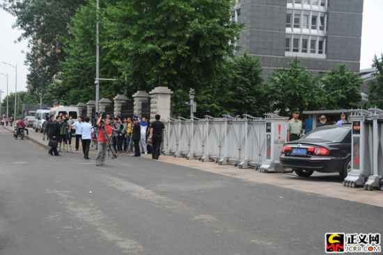 早上8时许,北京市第二中级人民法院外已经聚集了众多媒体记者。闫昭 摄