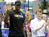 组图：NBA第一出柜男参与游行 呼吁理解同性恋