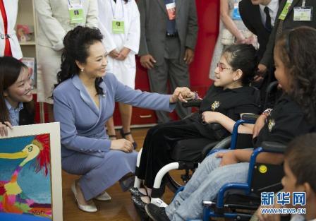 当地时间6月3日上午，中国国家主席习近平夫人彭丽媛在钦奇利亚总统母亲埃米尔斯的陪同下，参观哥斯达黎加国家儿童医院。这是彭丽媛同就医儿童交流。新华社记者谢环驰 摄