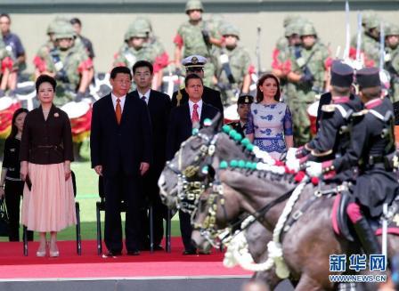 　6月4日，墨西哥总统培尼亚在墨西哥城马尔特营广场为中国国家主席习近平举行隆重欢迎仪式。 新华社记者 丁林 摄