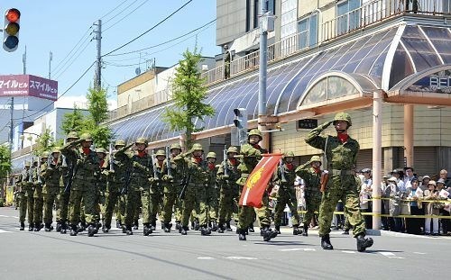 日本陆上自卫队时隔44年再上演"街头阅兵"