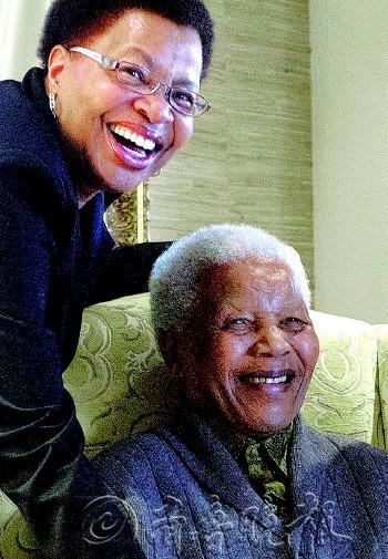 这是2012年8月6日,曼德拉与妻子格拉萨・马谢尔在位于南非古努家中拍摄的资料照片。新华/法新