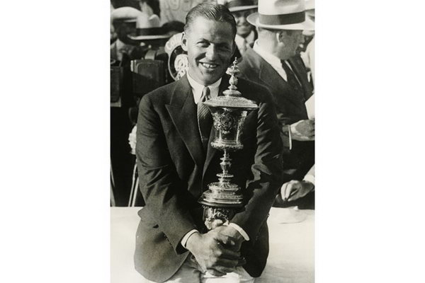 1930年鲍比-琼斯在美浓球场击败了恩格尼-海曼斯,赢得美国业余锦标赛