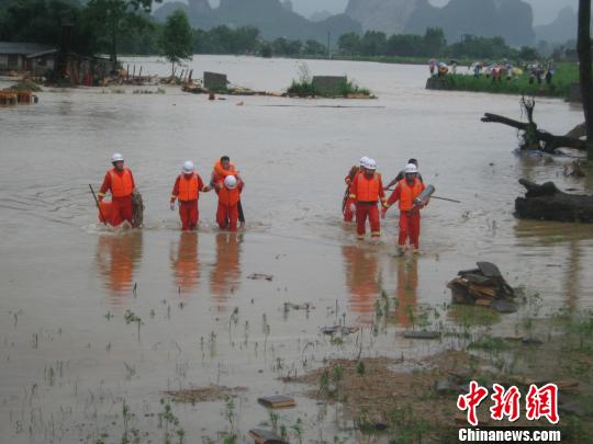 6月9日，广西融水县消防官兵在该县小容村救援被洪水围困居民。　刘志强　摄