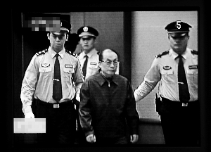 庭审持续3个半小时，刘志军申请站着受审，在做最后陈述时声泪俱下念悔过书。新华社发