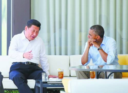 第二场会晤开始前，习近平和奥巴马在庄园散步途中茶歇交流。新华社记者 兰红光摄