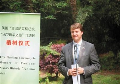 5月7日，杭州植物园，尼克松的外孙考克斯同中方人员一起种下两棵国家一级保护植物南方红豆杉。