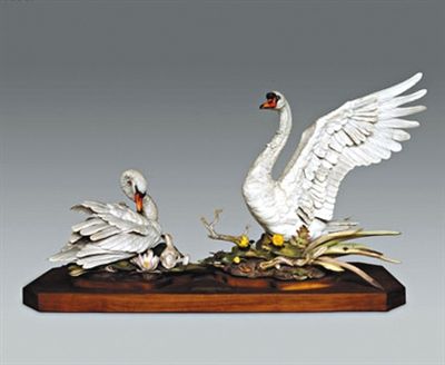 1972年2月，尼克松访华时，向毛泽东赠送了一批厚重国礼，其中包括这组瓷塑天鹅。