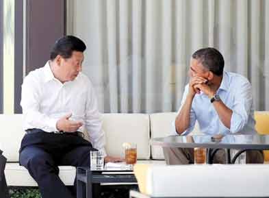 6月8日，第二场会晤开始前，习近平和奥巴马在庄园散步途中茶歇交流。 新华社记者 兰红光 摄