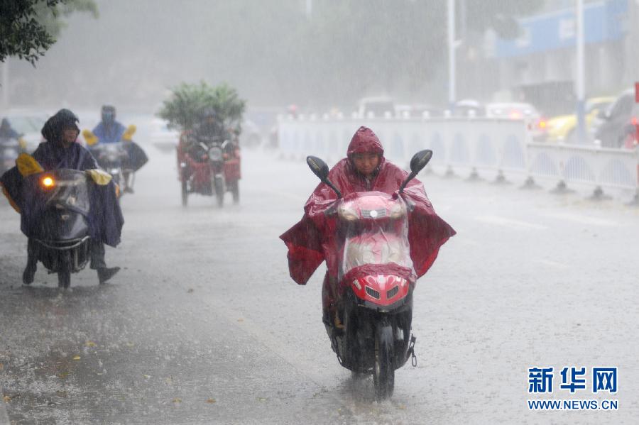 广西多地遭遇暴雨雷电袭击 气象台发布预警信