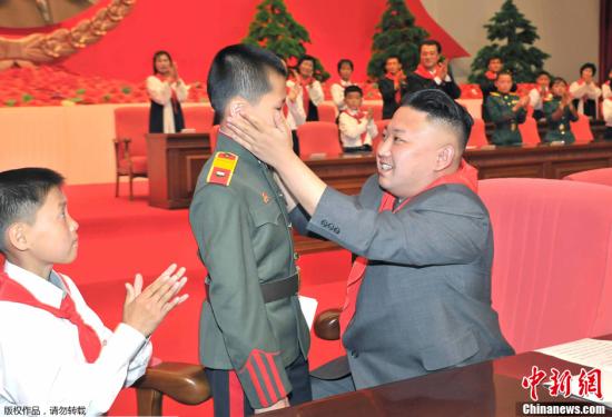 资料图：6月6日，朝鲜平壤，朝鲜最高领导人金正恩出席第7届朝鲜少年团大会，并戴上红领巾亲切问候儿童。