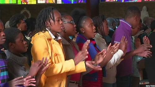 南非民众在各地的教堂内为曼德拉健康祈祷。