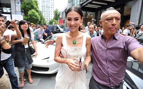 原标题杨幂范冰冰张柏芝王菲娱乐圈被趁乱摸胸强吻的女星组图