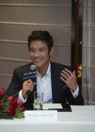 韩国男演员李秉宪于12月12日出席影片《特种部队2:复仇》在香港君悦大