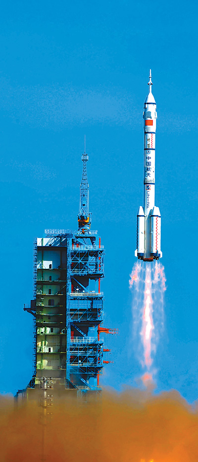 6月11日17时38分，长征运载火箭托举着神舟十号载人飞船在酒泉卫星发射中心发射升空。图为火箭飞向太空的震撼瞬间。