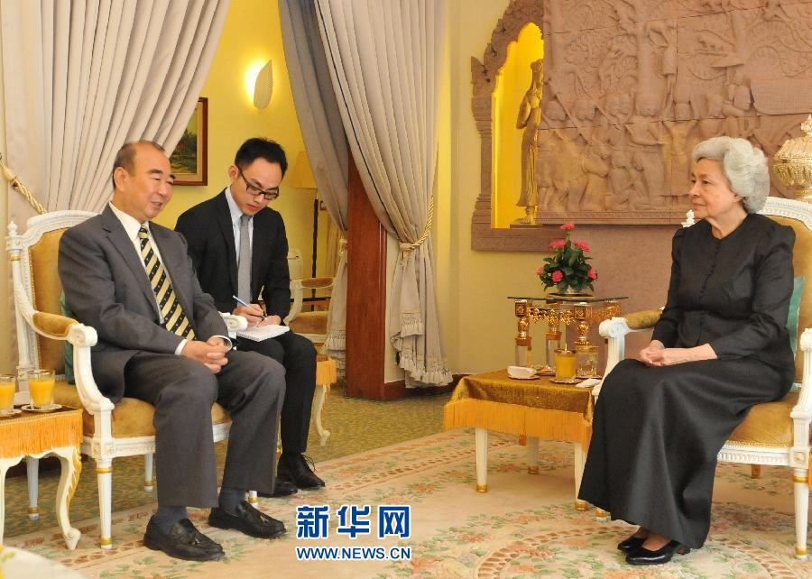 中国驻柬埔寨大使潘广学拜会柬埔寨太后莫尼列(图)