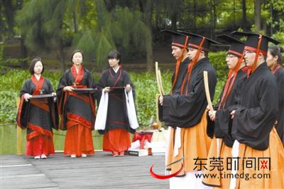 汉服爱好者以古代祭祀礼仪来祭奠屈原