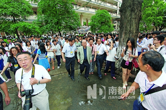 开侨中学学生蜂拥而上,一睹院士风采。南都记