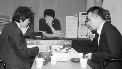 柁嘉熹(右)和李世石在比赛中图新华社