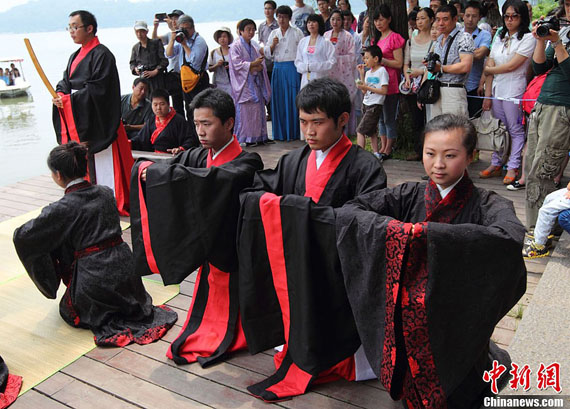 南京年轻人着汉服行古礼祭屈原迎端午(组图)