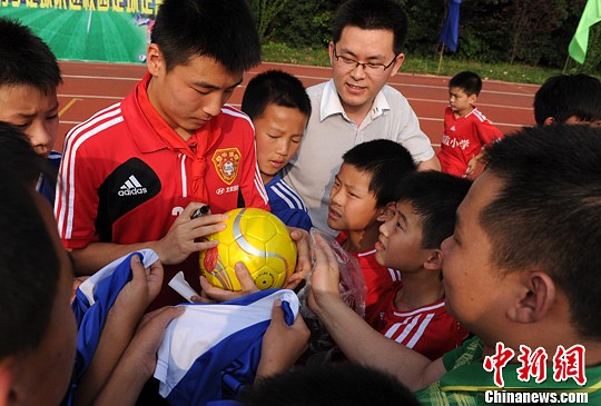 中国足球队球员走进安徽校园(组图)