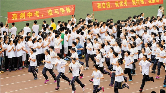 6月13日清晨,杭州文澜中学初三年级全体学生参