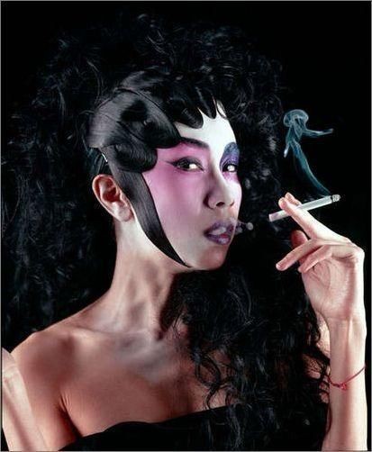 据说《梅兰芳》火了之后京城非常流行拍京剧造型的婚纱照,估计莫文蔚也受了很大影响,这要是半夜出现在剧院里就是真人版的《剧院魅影》啊。补充一点,风尘气十足!