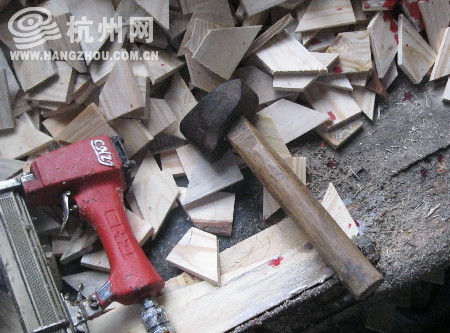 游戏里被人群殴找发泄 15岁少年拿着榔头猛砸陌生人(图)