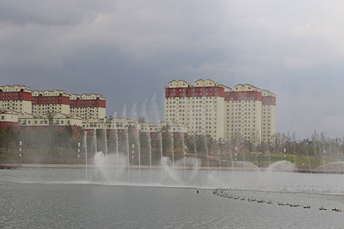 图为昌吉新城区新建成的滨湖河中央公园.