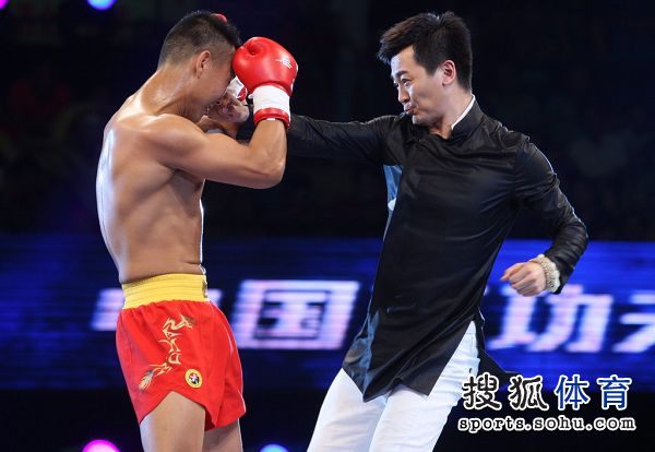图文:真功夫散打赛八强战 吴樾直拳进攻
