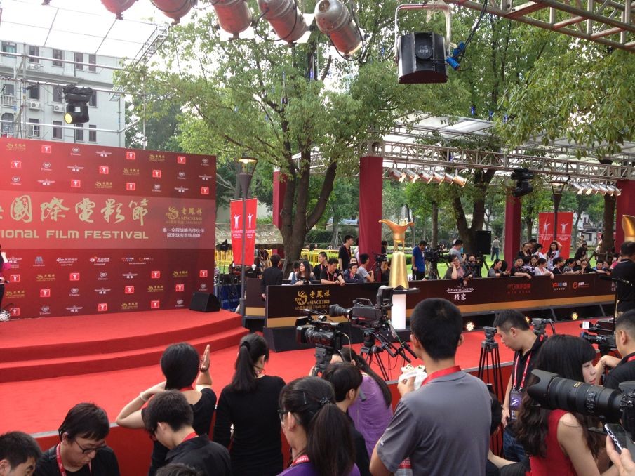 上海电影节开幕式红毯秀将开始 记者整装待发