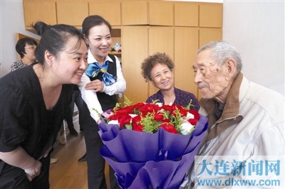 昆明街道和盛京银行工作人员给辖区101岁的孙
