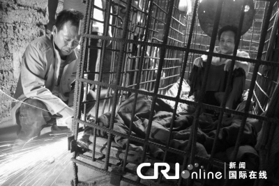儿子犯病打死邻村小孩母亲焊铁笼"囚禁"他11年(图)