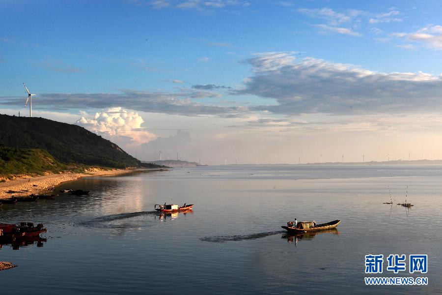 6月15日,渔船行驶在鄱阳湖江西都昌矶山附近水域,为开湖做准备.