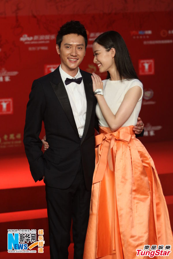 冯绍峰倪妮挽手出席上海电影节 被问婚期打太