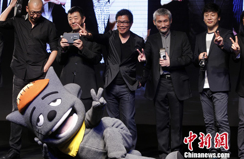 名导演徐克(右二)在上海出席华谊兄弟2013H计