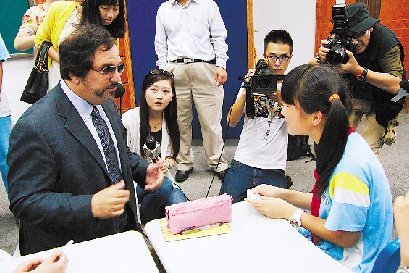 雷夫与杭州崇文实验学校的学生在交流。