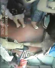 公交车监控视频拍下摔倒的乘客。