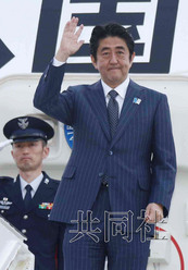 6月16日，日本首相安倍晋三抵达英国北爱尔兰中心城市贝尔法斯特，将出席八国集团峰会。（图：共同社）