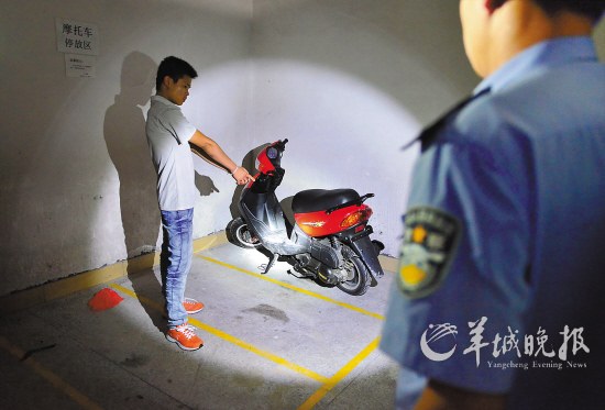 16日晚，嫌疑人指认肇事的摩托车 羊城晚报记者 黄巍俊 摄