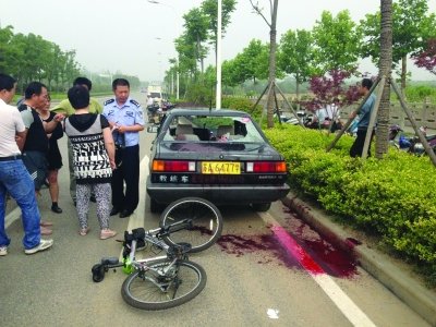 骑自行车追尾教练车 南京小伙颈动脉被割身亡