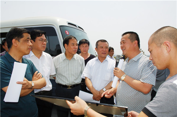 6月14日,市人大常委会副主任李章宏,廖军,孔庆鹏率市人大调研组深入