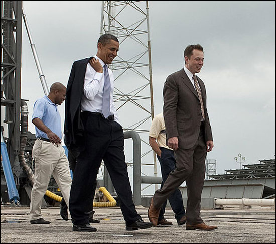 走在美国总统奥巴马右侧的就是Elon Musk