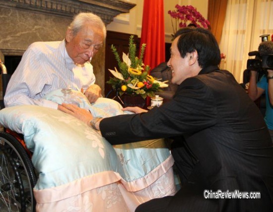 7日在总统府赠勋前监察院院长王作荣(左)一