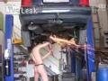 [汽车视频]碉堡!穿着丁字裤干活的修车工