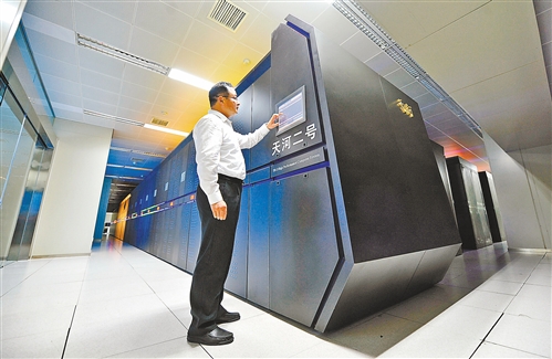 科技大学研制的天河二号超级计算机系统6月16日摄.